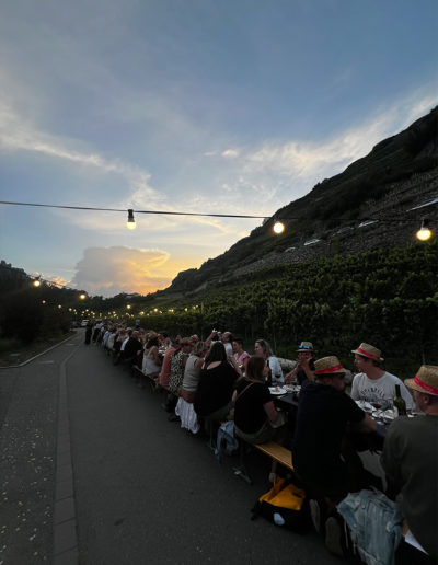 Tavolata en Valais en soirée