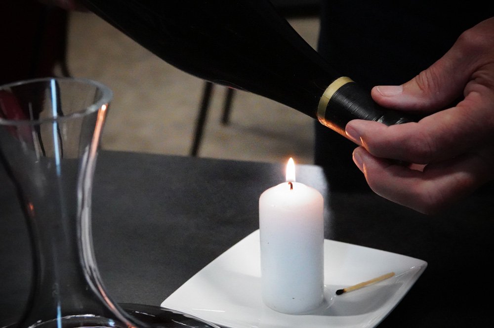 Décanter un vin blanc et un vin rouge